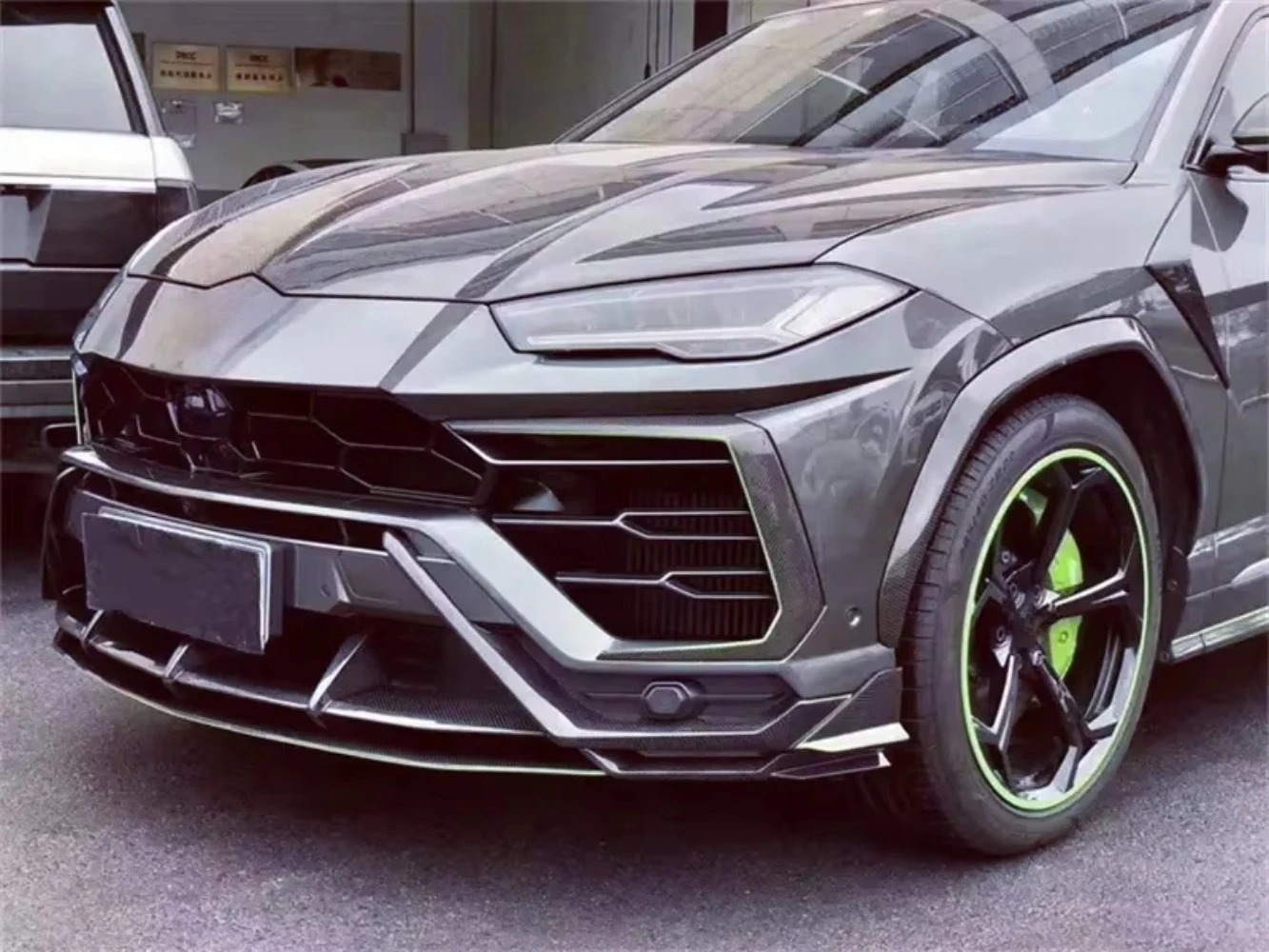 High Quality Fast Delivery Sale Price Dry Carbon Fiber TC Style the Upper and Lower Front Lips Body Kits for URUS